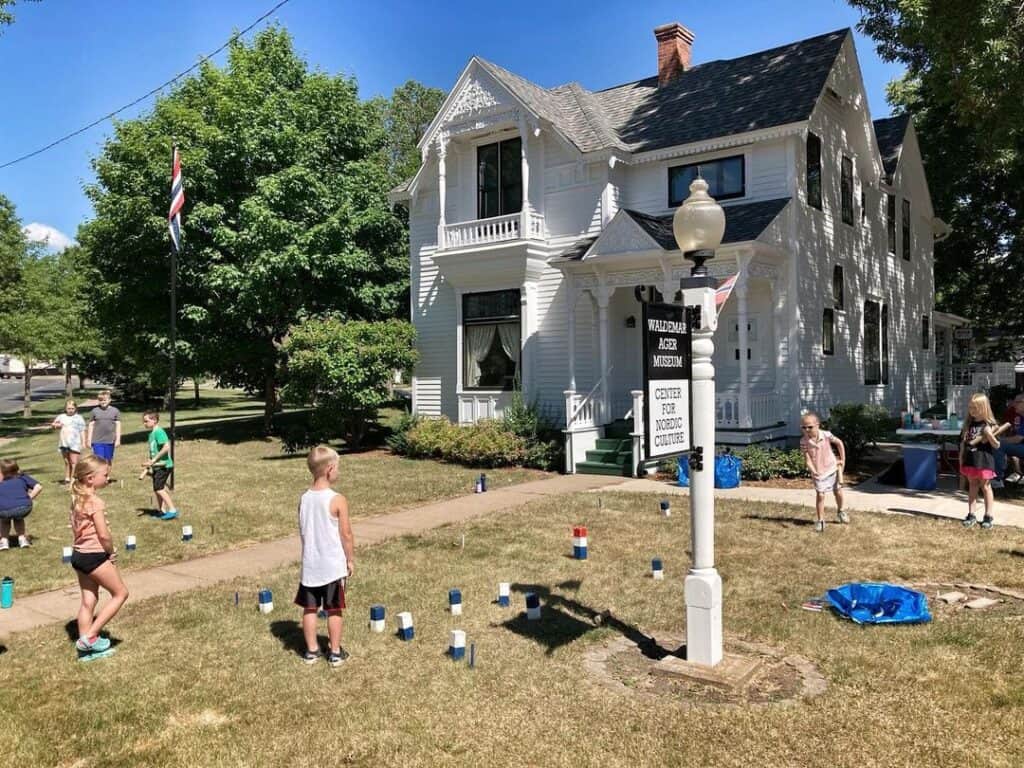 kids playing Kubb