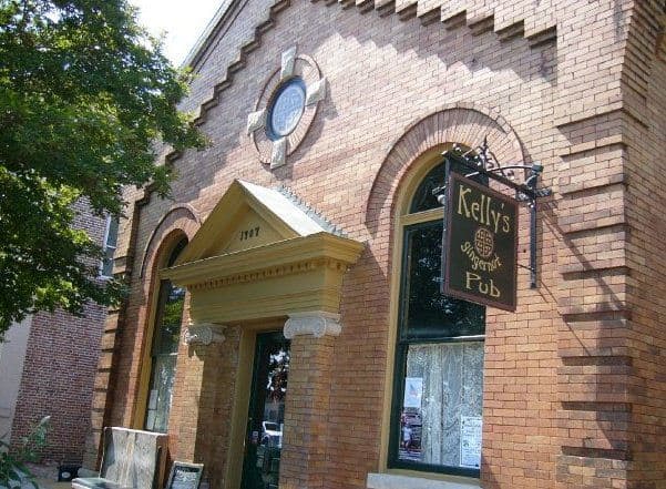 exterior of Kelly's Gingernut Pub.