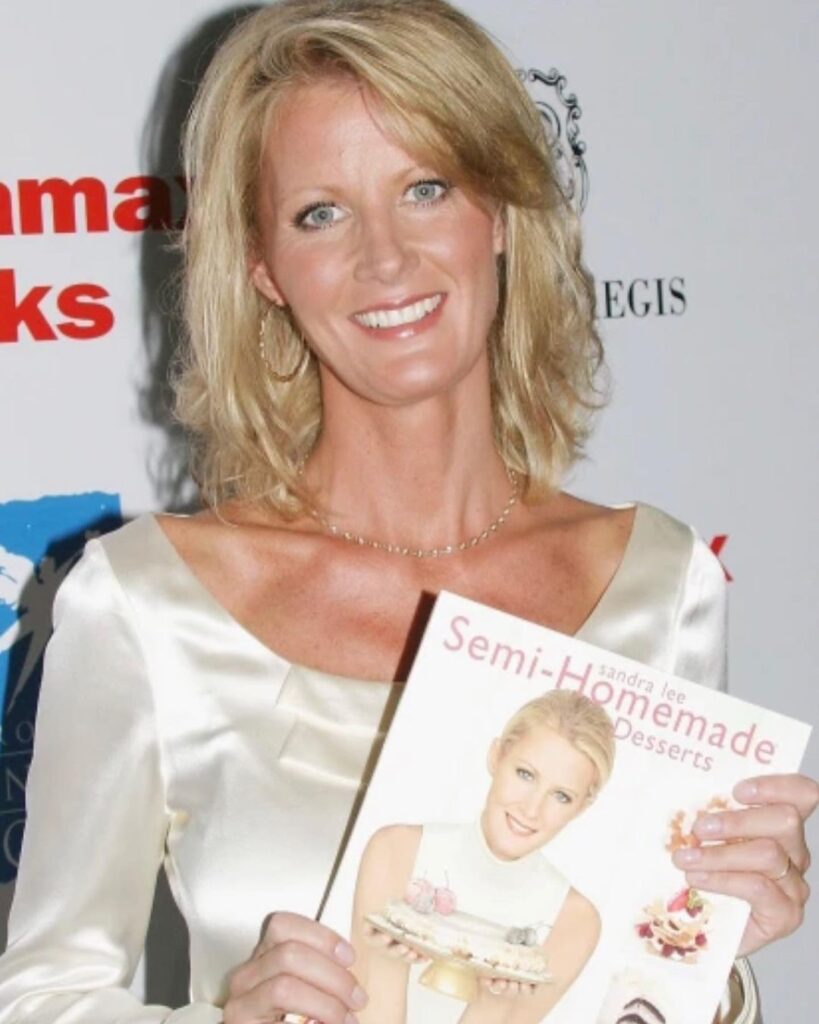 Sandra Lee holding Semi-Homeade magazine