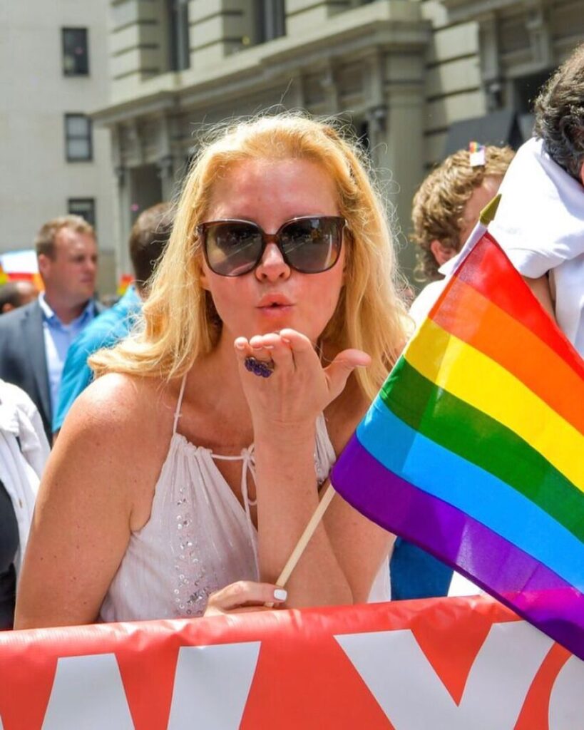 Sandra Lee blowing kiss with rainbow flag