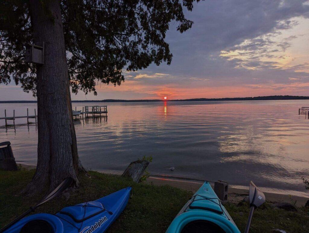 8 cozy lakefront cabins in the U.P. to book this fall & winter